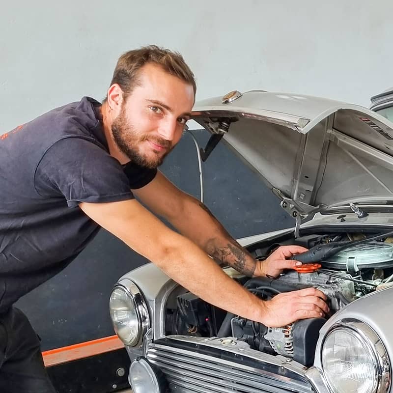 Loïc spécialiste auto chez Garage L'Homme à Nyons