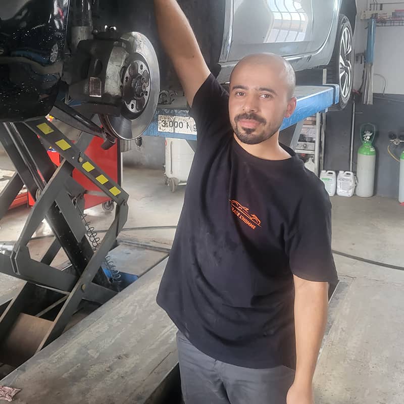 Ayman spécialiste auto chez Garage L'Homme à Nyons